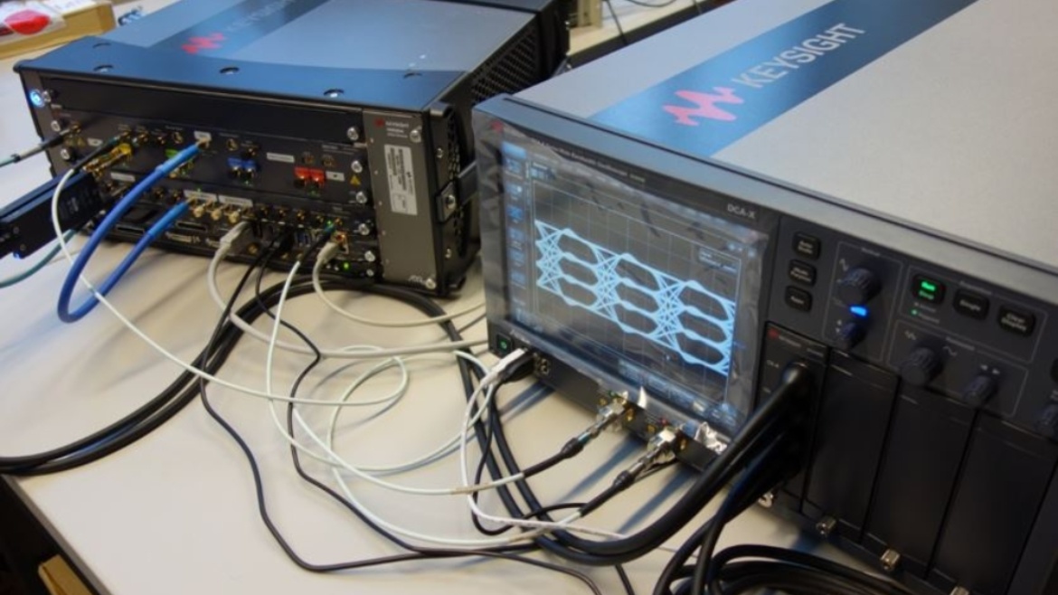CrossLink-System bestehend aus Arbiträrsignalgenerator und Subsampling-Oszilloskop von Keysight. 